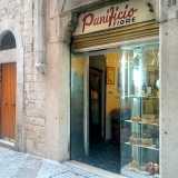 Il locale, gestito dalla famiglia Fiore dal 1930, � sito in una chiesa bizantina del 1208 ed � ubicato  in strada Palazzo di Citt�, alle spalle della Basilica